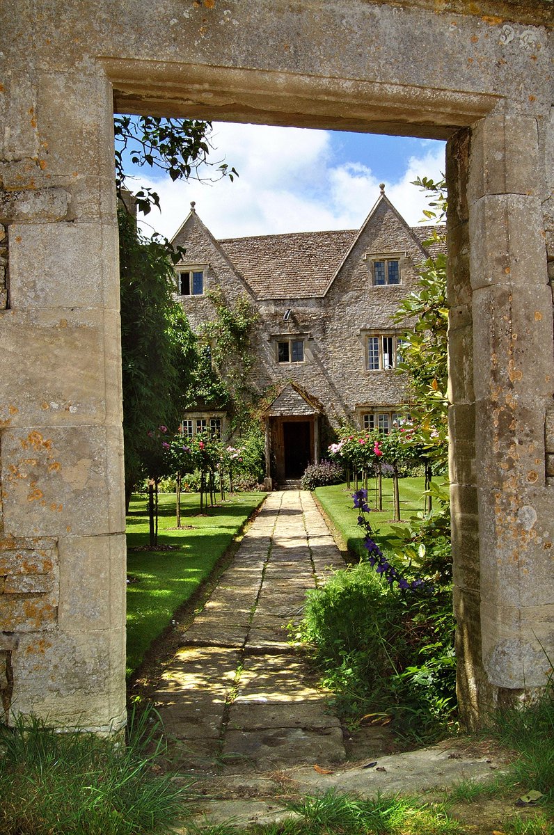 KelmscottManor's tweet photo. WE ARE HIRING! Two full time vacancies. Business Development Manager and Visitor &amp; Volunteer Manager. Visit https://t.co/PC4sDCAgIJ for more information and an application form. Deadline for applications 22nd November 2021. https://t.co/GMYGoh5jcZ