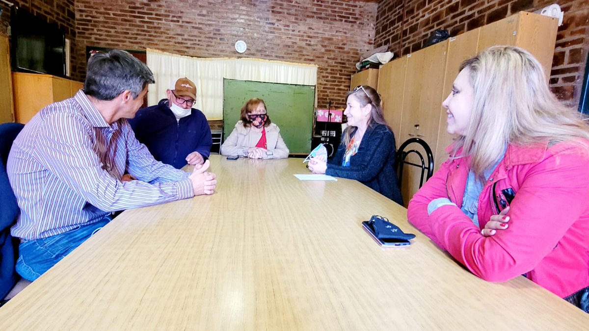 marilinsacnun's tweet photo. También en 📍#Murphy, visité la Escuela Primaria N°670 y el Jardín  de Infantes N°56. Charlamos con maestrxs y directivxs e hicimos entrega de un aporte económico a cada institución, para la compra  de una Fotocopiadora y la construcción de una galería ☀️ https://t.co/dYSPTCJVaJ