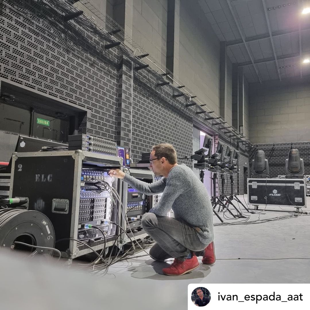 Robelighting's tweet photo. Setting up the programming & @Robelighting #RoboSpot followspot systems for the LOS40 España #lightingdesign with Ivan Espada Alvarez working with Fluge and Showplus.
#robelighting #techtuesday #robegear #fluge #showplusshowdesign #lightingtech #techlife #los40musicawards2021 https://t.co/31cMlrGs8q