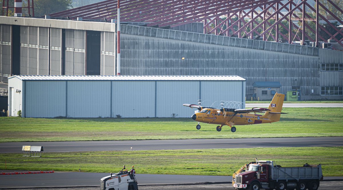 JRCCTrentCCCOS's tweet photo. Heir soir @OperationsARC #Esc440 Twin Otter et #Esc435 Hercules eurent pour mission de retrouver un avion écrasé près de Fort Providence, TNO. Les 5 passagers étaient saufs et le Twin Otter de l’Esc 440 est resté sur place jusqu’à ce qu’EMS sol ne les évacuent à Fort Providence. https://t.co/EEDdd9BXBc