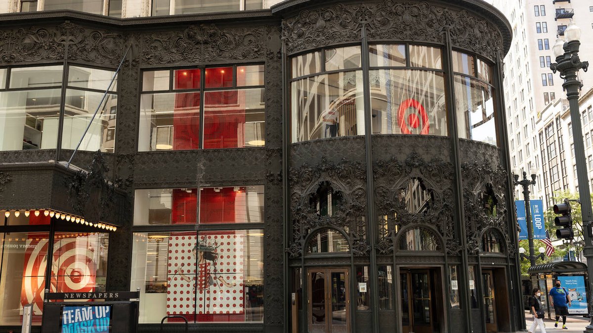chiarchitecture's tweet photo. Some of you may call it #Target...some may call it the #Sullivan Center...some may even call it Carson Pirie Scott...but there are others who call it..."#GOTHTARGET". 
How did this building get such an emo-nickname? https://t.co/ZnfhQZKs6i #Chicago #architecture #TimeOutChicago https://t.co/Y5ryIC7aSe
