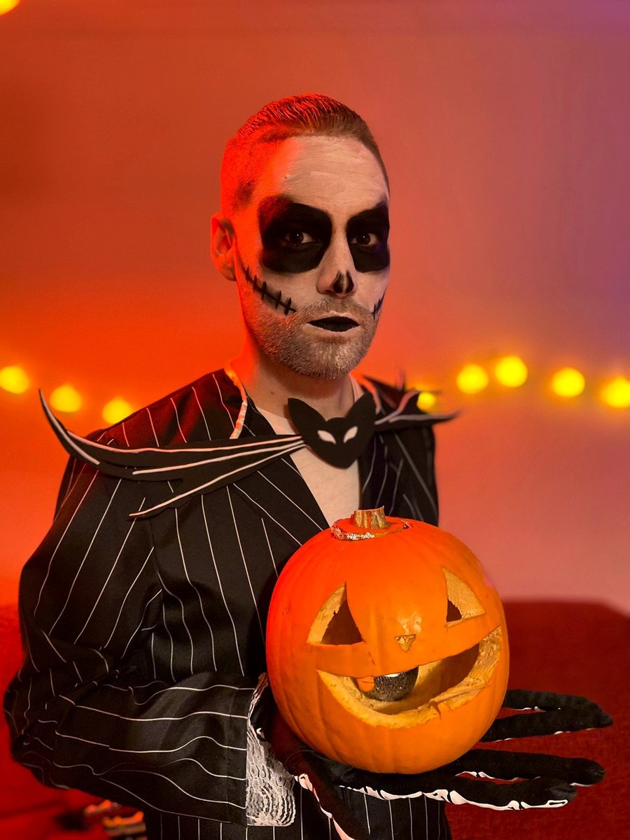 Chechutg's tweet photo. Para finiquitar el tema Halloween y dar paso a la Navidad (mis dos épocas del año favoritas), dejo algunas fotos de nuestros maravillosos (y currados) disfraces. Homenaje a una de mis películas preferidas de siempre.

Jack y Sally | The Nightmare Before Christmas. https://t.co/bzPdQd9FKT