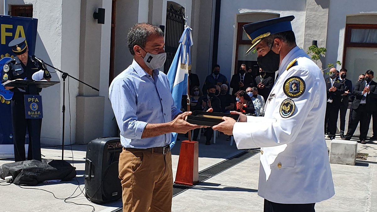 LoteriaRN's tweet image. Hoy acompañamos a la Unidad Operativa Federal Viedma en el acto por el 200º Aniversario de la #PoliciaFederalArgentina.