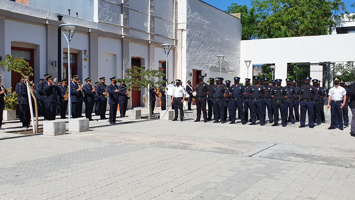LoteriaRN's tweet image. Hoy acompañamos a la Unidad Operativa Federal Viedma en el acto por el 200º Aniversario de la #PoliciaFederalArgentina.