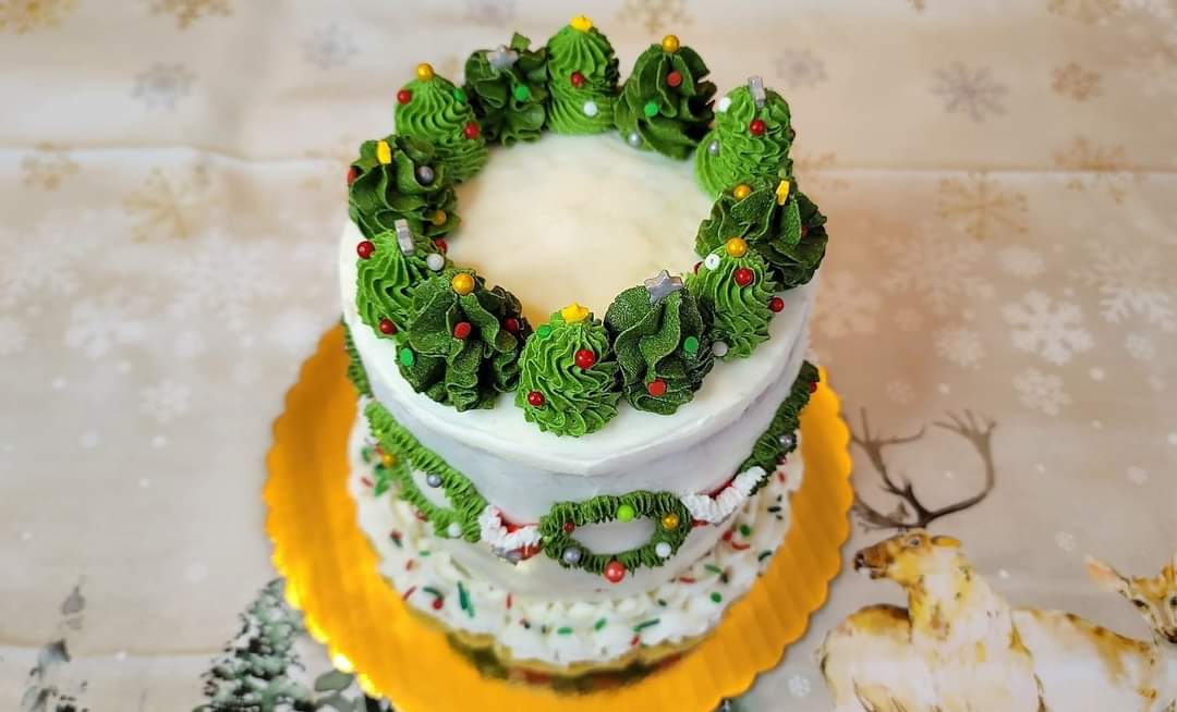 Getting a head start in my bakery's holiday menu with this adorable mini Christmas trees and wreaths cake! It's red velvet with cream cheese filling.