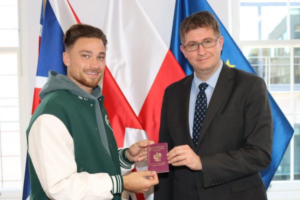 NoinnApp's tweet photo. Matty Cash odebrał polski paszport 🥳 #reprezentacja #pzpn #pilkanozna https://t.co/o7rIHHv4CZ