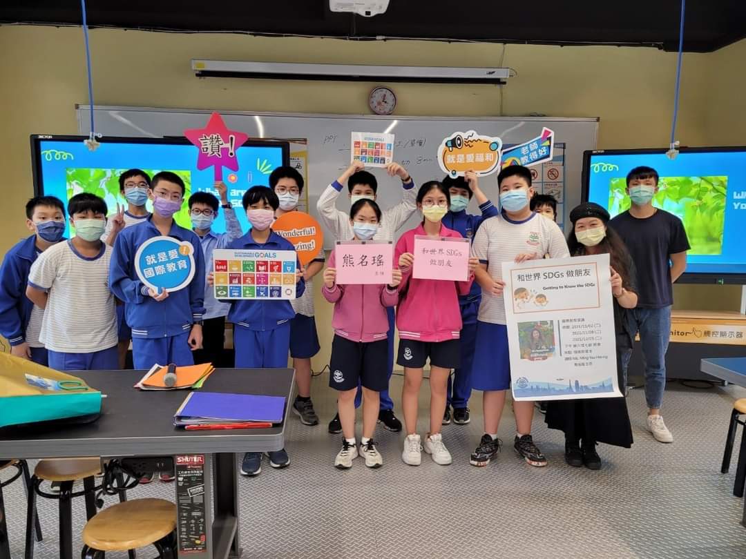 yao_hsiung's tweet photo. Making friends with SDGs
#SDGs Let's be Change Makers @SDGsInSchools 
with https://t.co/I82e68lOJq 
#StartDoingGood https://t.co/xx73WIcR3C