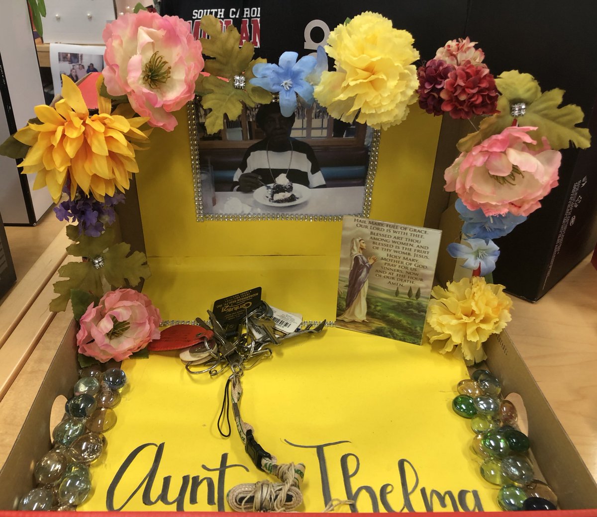 LuptakAlyssa's tweet photo. Some of the many amazing ofrendas from RV’s English 3 classes for #DiaDeMuertos  Special thanks to @RVHSLibrary for helping us celebrate! https://t.co/wDLv8MX0Ud