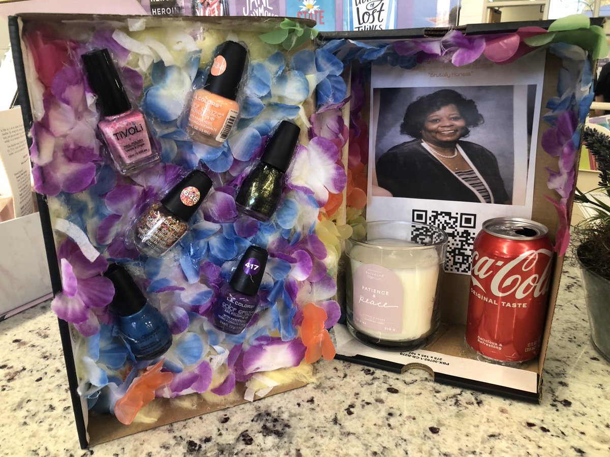 LuptakAlyssa's tweet photo. Some of the many amazing ofrendas from RV’s English 3 classes for #DiaDeMuertos  Special thanks to @RVHSLibrary for helping us celebrate! https://t.co/wDLv8MX0Ud