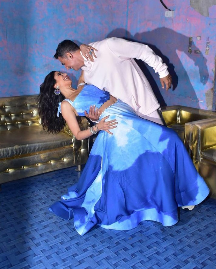 G7Times's tweet photo. #AkshayKumar and #KatrinaKaif were papped outside the sets of #KapilSharma’s show as they set out to promote their next film, #Sooryavanshi.

#SooryavanshiatPVR #SooryavanshiInDolbyAtPVR https://t.co/qgYat7Ta4e