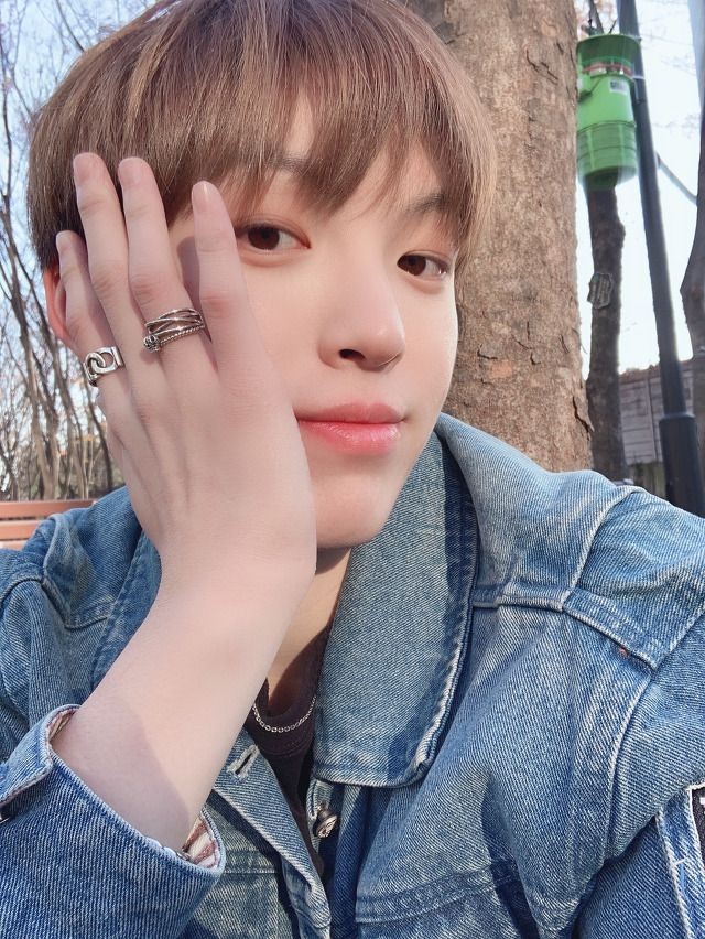 Dkb_Greece's tweet photo. 우리 왜 만나 대체 왜 만나 우리 왜 만나
(I don’t know why)
 #BBSD #BBSelcaDay #BBestieSelcaDay #dkbselcaday #DKB #heechan @DKB_BRAVE https://t.co/dAN0azkeNX