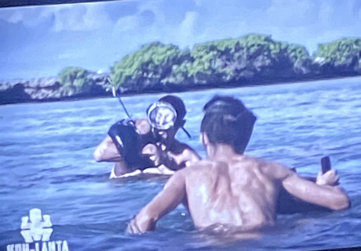 connectilib's tweet image. #claudekohlanta il a une arête en travers 🐟 en travers de la gorge ! 🤣 #KohLantaLaLegende #KohLanta2021 #kohlanta