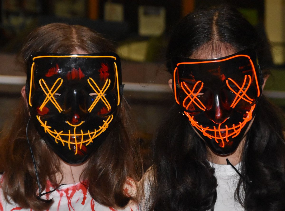 De aula van Quintus was vanavond vol met scary figures. Onze eerste klassen vierden een Halloween-feest. Er werd volop gedanst en plezier gemaakt. Kortom, een geslaagd feest.