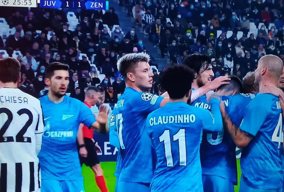 Viacheslav8855's tweet photo. Зенит в Лиге Чемпионов отправился в Милан на встречу с Ювентусом. По первым минутам паника в питерской обороне. Пропустили. Подровняли затем игру. А там и случай помог. Отыграли за счёт автогола. 1:1 пока в первом тайме. Смотрим, что выйдет, в конце концов. https://t.co/4HFDMlxukD