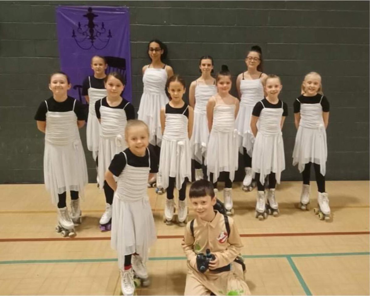 Traceeskater's tweet photo. Spectrum Roller Skating Club performing their Spooky Fire Skating demonstration at Shildon Sunnydale Leisure Centre #rollerskating #halloweenskate #artisticrollerskating #patin #showskating #teamwork #skatingskills #fun #365daysofskate https://t.co/x2NhroA68T