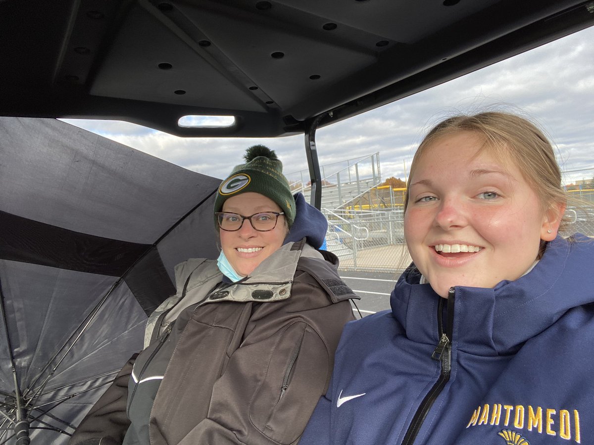 ZephyrSportsMed's tweet image. football practice Minnesota style #35degrees #JuliasInside