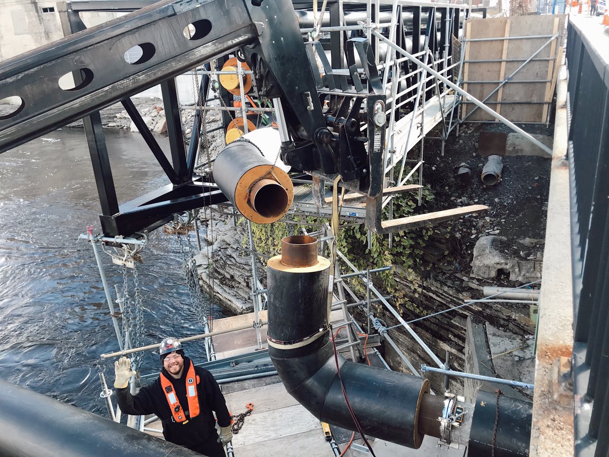 ⛓We love big pipes and we cannot lie!
The final pieces of our permanent district energy system are coming together along Chaudière crossing.
#zerocarboncommunity #carbonneutral #districtenergy #oneplanet #oneplanetliving #zerocarbon #sustainability #livinggreen