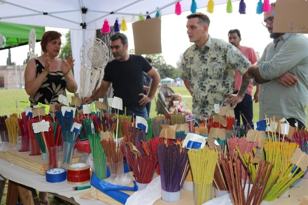 Gestion_TEP's tweet photo. El fin de semana estuvimos presentes en el 1° Encuentro de ferias y mercados de la Agricultura Familiar y la Economía Popular, en Luján. Participaron 90 puestos vendiendo productos alimenticios, textiles, artesanías y artículos biodegradables para uso familiar. 

#ArgentinaUnida https://t.co/GDD5fzDaAw