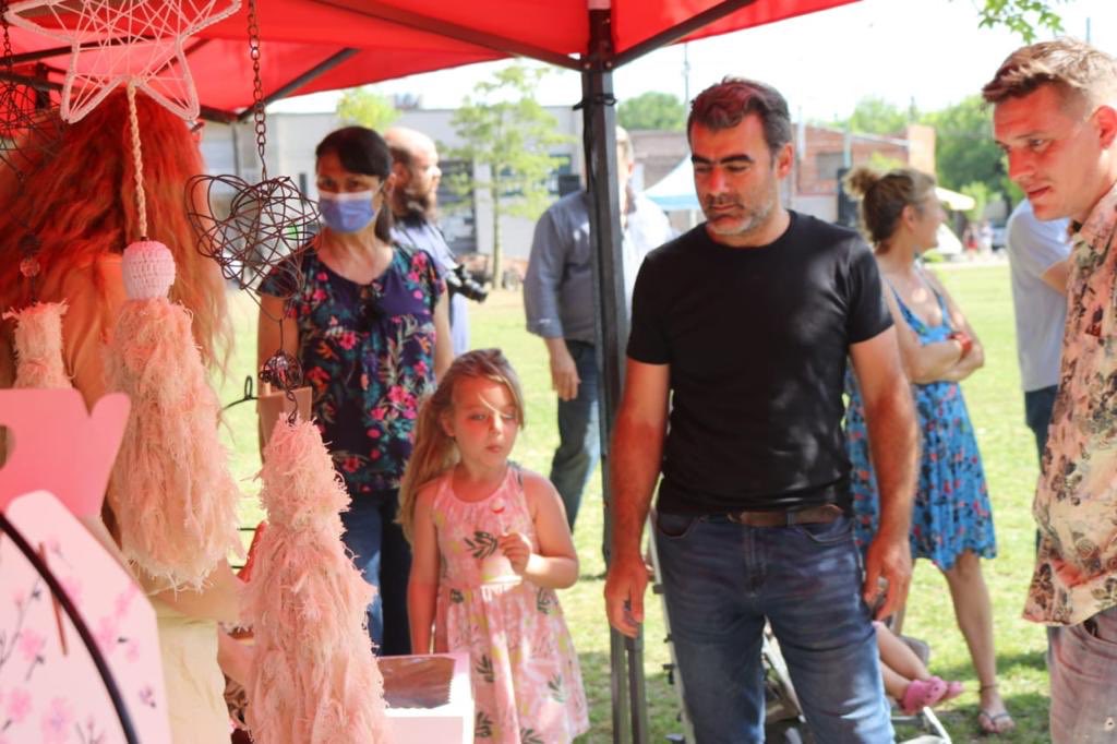 Gestion_TEP's tweet photo. El fin de semana estuvimos presentes en el 1° Encuentro de ferias y mercados de la Agricultura Familiar y la Economía Popular, en Luján. Participaron 90 puestos vendiendo productos alimenticios, textiles, artesanías y artículos biodegradables para uso familiar. 

#ArgentinaUnida https://t.co/GDD5fzDaAw