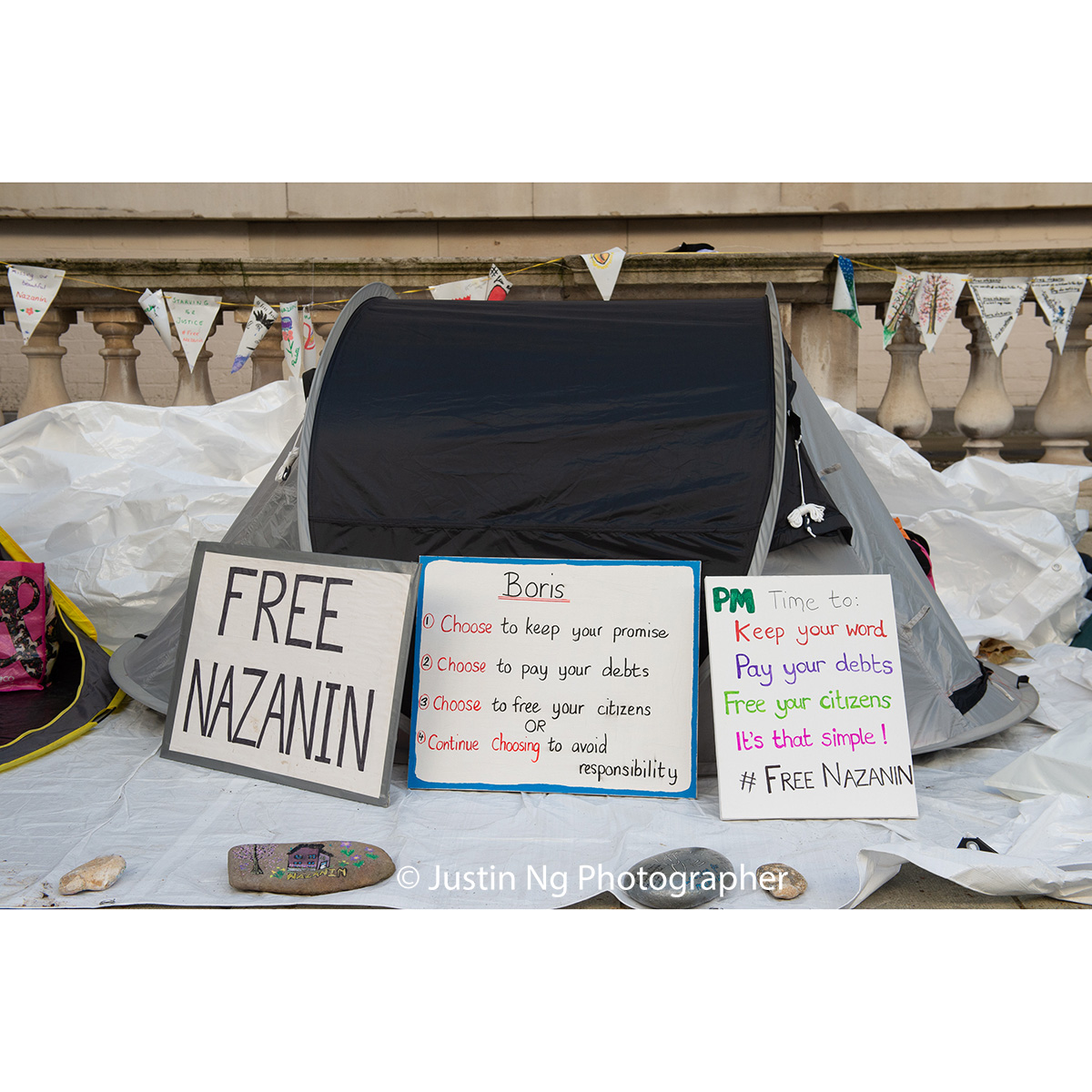 justin_ng's tweet photo. Richard Ratcliffe is into his 10th day on a hunger strike outside the FCDO now. @Stuart_McDonald also stopped by to see him. we need to #FreeNazanin @FreeNazanin https://t.co/Pzljgnlfzd