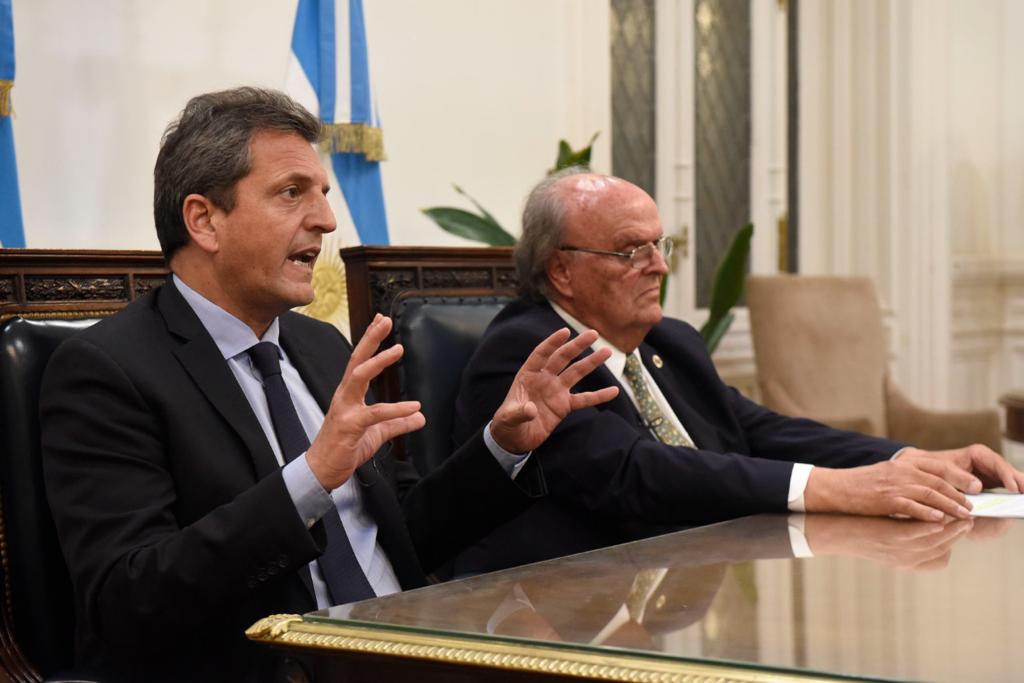 SergioMassa's tweet photo. Gracias @CGEmetropolitan y @IPAPYMES por invitarnos a participar de este Segundo  @congresopymes. 
El país saldrá adelante cuando el tejido productivo que representan las PyMEs esté en marcha.
#ArgentinaUnida❤️🇦🇷 https://t.co/z3kvVQF4oR