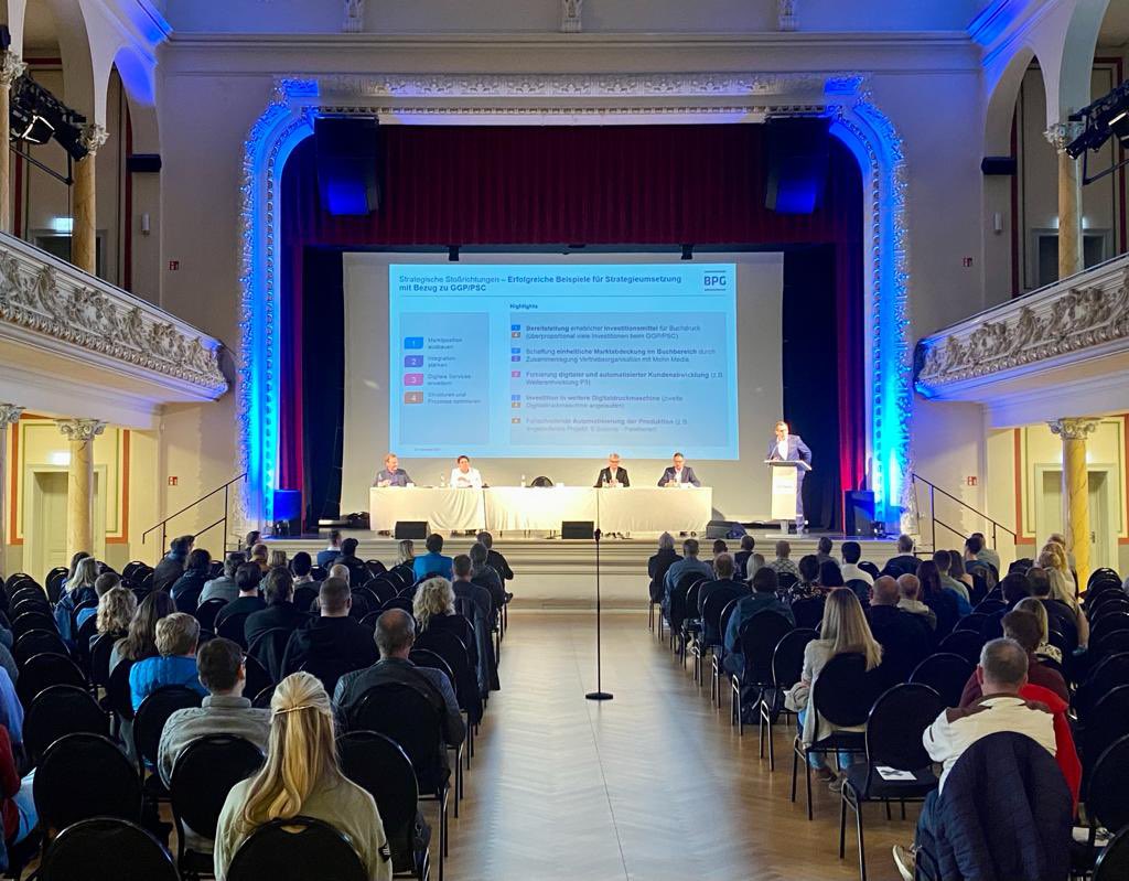 Zusammen mit unserem neuen Geschäftsführer S.Isecke und dem #BPG  - Board konnten wir heute bei unserer Buchdruckerei in #pößneck auf die erfolgreiche Umsetzung unserer Strategie blicken und auch einen Ausblick auf die kommenden Monate geben. #ggp #psc #OneBPG <a href="/BPrinting_Group/">Bertelsmann Printing</a>