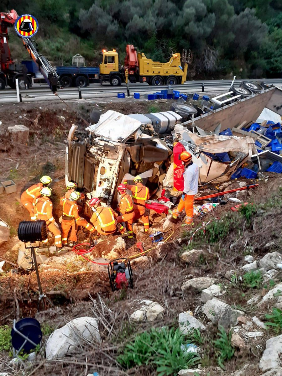 BombersValencia's tweet photo. Impressionants imatges d'un accident hui a N-332 a Tavernes de la Valldigna, on un camió que transportava taronges ha bolcat i l’ocupant ha quedat atrapat. Bombers de Gandia i Cullera l’han excarcerat. Treballs molt costosos per la situació en què havia quedat el vehicle https://t.co/S4Hxj32Z3O