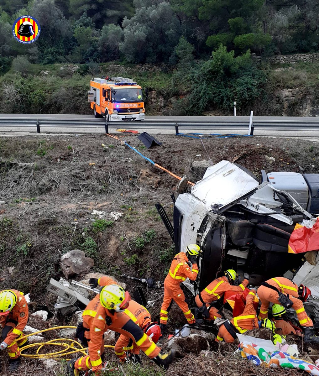 BombersValencia's tweet photo. Impressionants imatges d'un accident hui a N-332 a Tavernes de la Valldigna, on un camió que transportava taronges ha bolcat i l’ocupant ha quedat atrapat. Bombers de Gandia i Cullera l’han excarcerat. Treballs molt costosos per la situació en què havia quedat el vehicle https://t.co/S4Hxj32Z3O