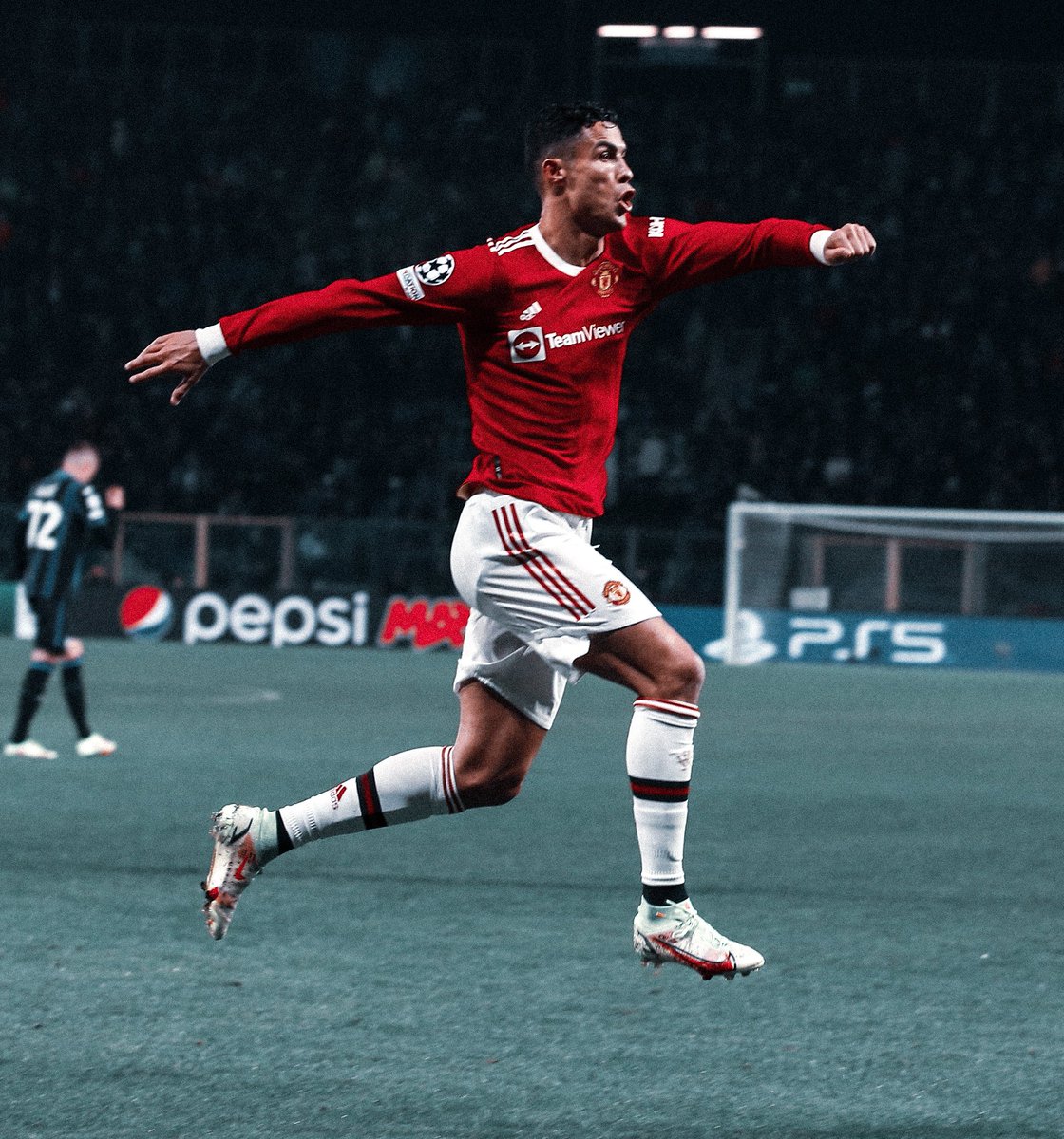 ManUnitedZone's tweet photo. This is the first time that Cristiano Ronaldo has scored in 4 consecutive Champions League games with Manchester United 🐐🔴 https://t.co/iD0NZsDDeo