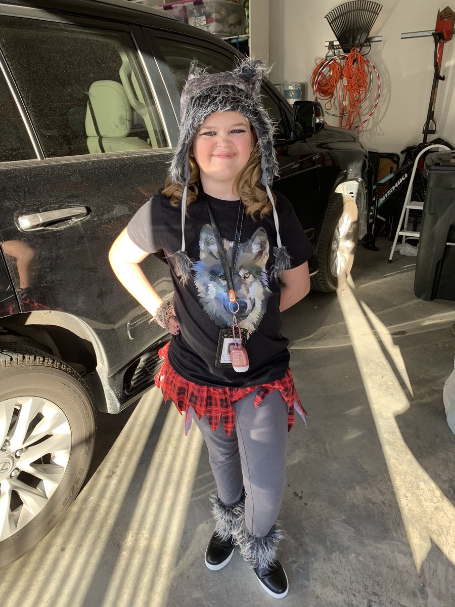 Carey32809's tweet photo. Such a fun busy weekend!! My girl had her 1st middle school dance and I worked the photo booth there!!! Missed seeing her dance, but I know those Cubs had a good time!!! Also, great job Heritage High School Theater!!! We enjoyed the dinner theater and watching Clue🐾🎭 @FSMSCubs https://t.co/zjf6REwqLo