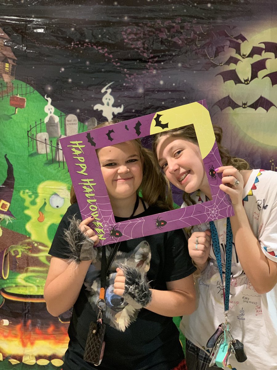 Carey32809's tweet photo. Such a fun busy weekend!! My girl had her 1st middle school dance and I worked the photo booth there!!! Missed seeing her dance, but I know those Cubs had a good time!!! Also, great job Heritage High School Theater!!! We enjoyed the dinner theater and watching Clue🐾🎭 @FSMSCubs https://t.co/zjf6REwqLo