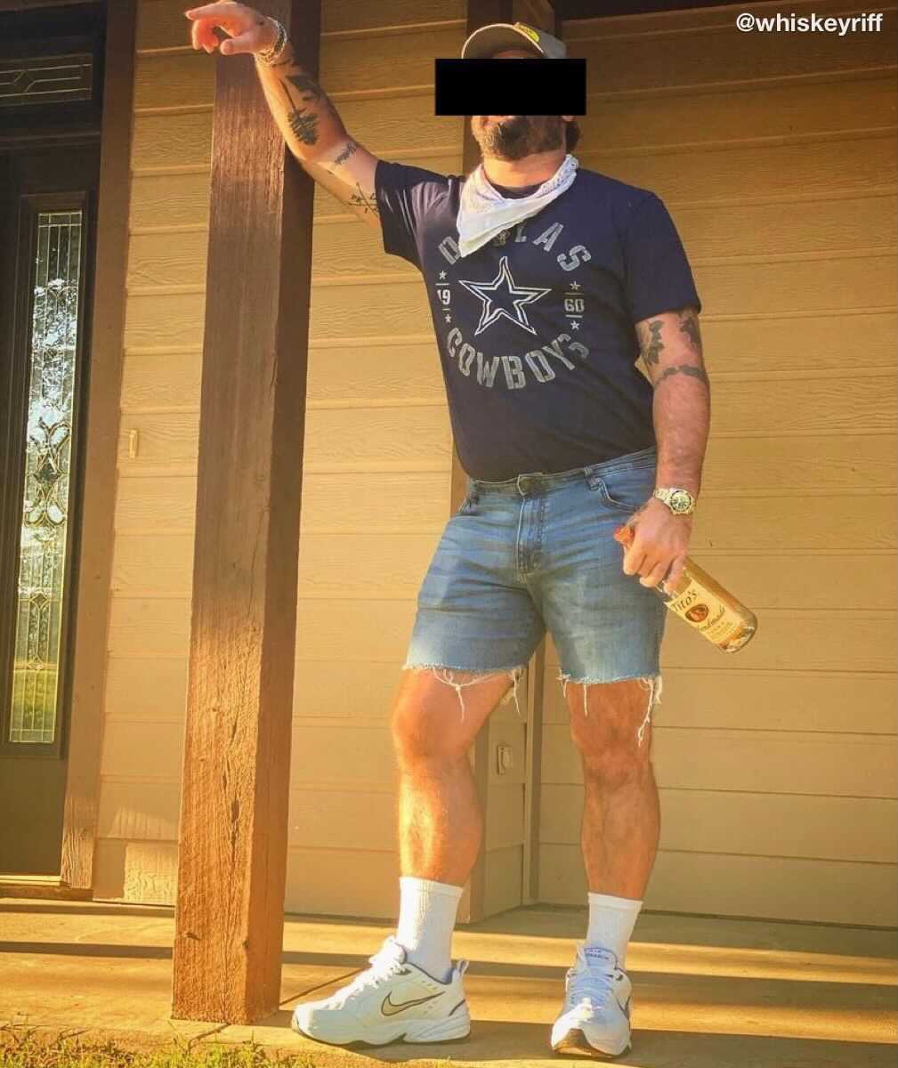 WhiskeyRiff's tweet photo. If anyone can guess this artist - we’ll drink tonight. https://t.co/wNfGhYAUOE