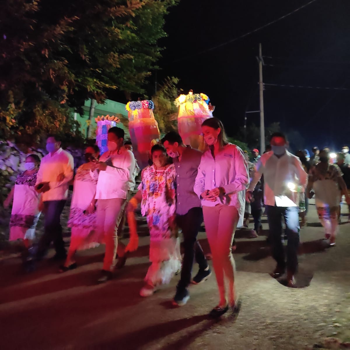Rommel_Pacheco's tweet photo. Celebrando nuestras bellas tradiciones con mis amigas y amigos de #Tinum. Muchas gracias a la Alcaldesa Alicia Góngora por invitarnos a @Lylocyv y a mí a disfrutar de este #HanalPixán. Fue un evento espectacular. 👌 https://t.co/raMM9PSGDG