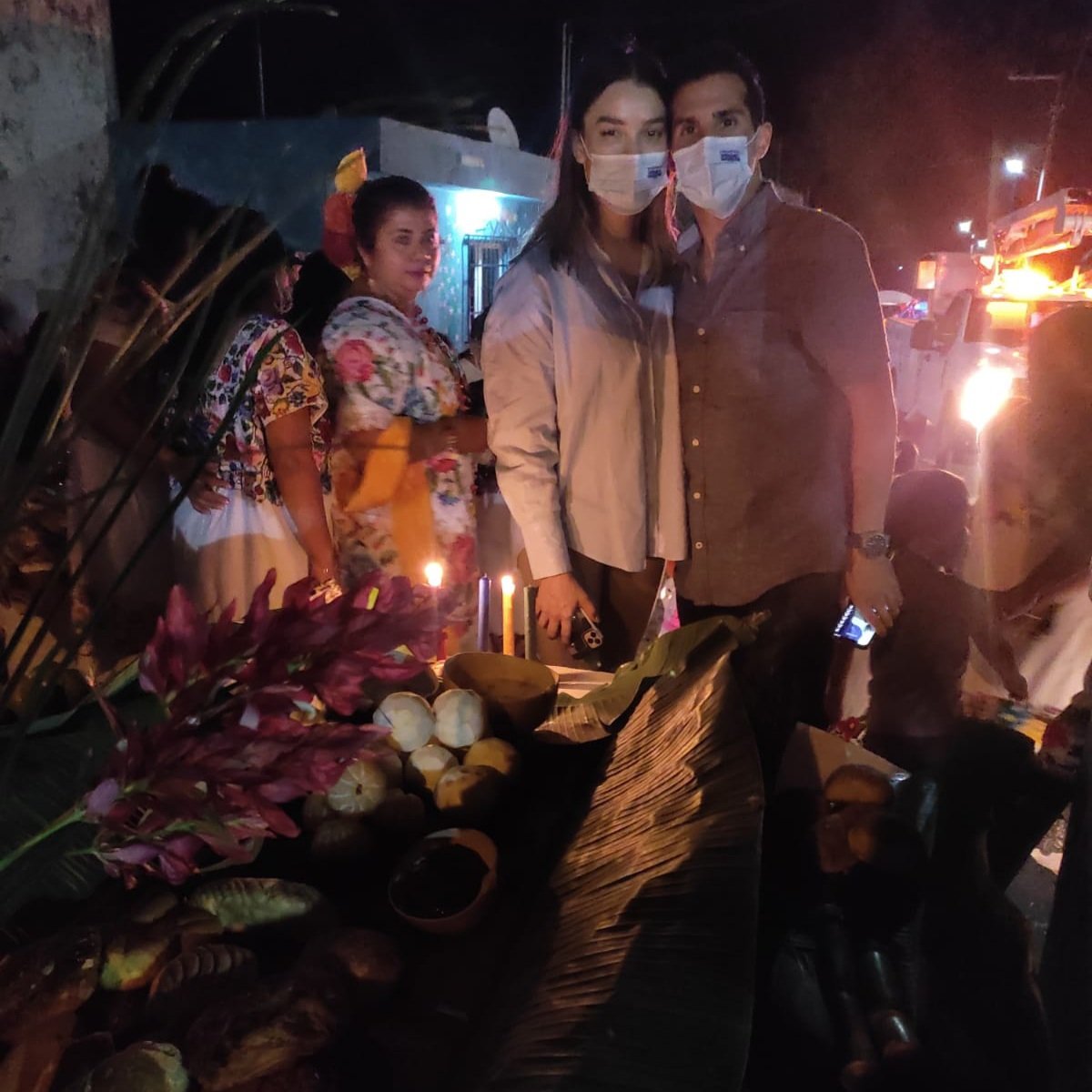 Rommel_Pacheco's tweet photo. Celebrando nuestras bellas tradiciones con mis amigas y amigos de #Tinum. Muchas gracias a la Alcaldesa Alicia Góngora por invitarnos a @Lylocyv y a mí a disfrutar de este #HanalPixán. Fue un evento espectacular. 👌 https://t.co/raMM9PSGDG