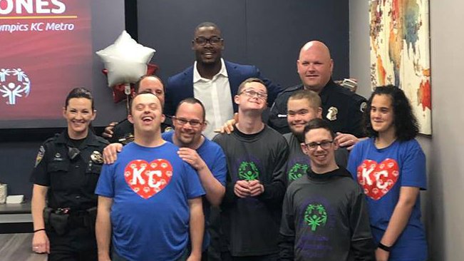 securitybankkc's tweet photo. We missed Chris Jones for several weeks, but he made his presence known to NY last night!🏈His sack not only helped #KansasCity rack up another W, but also helped raise💰for @sokansas. SBKC makes a donation for every @StoneColdJones sack. #SBKCGivingBack #ChiefsKingdom https://t.co/pAxP5OAfh5