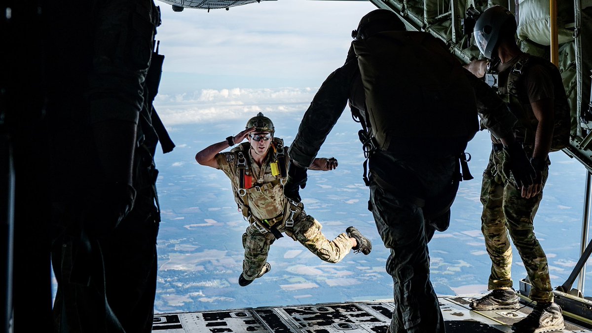 airforcespecwar's tweet photo. Thatโs definitely one way to give a salute!
#operatorlife #oaf #mff #staticlinejump #sendit #fullsendmode #pararescue #airforce #specialwarfare https://t.co/iBbKLwGf8x