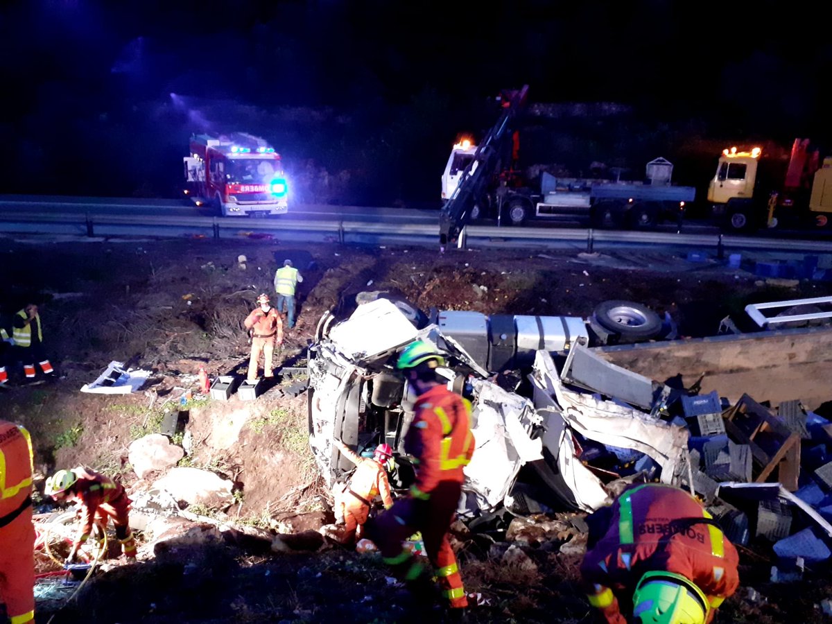 BombersGandia's tweet photo. Trabajo costoso con el único objetivo del rescate. La coordinación de tanto efectivo se trabaja día a dia. Esperamos la pronta recuperación del accidentado. #SomBombers #TornB https://t.co/3eGtl164Jf