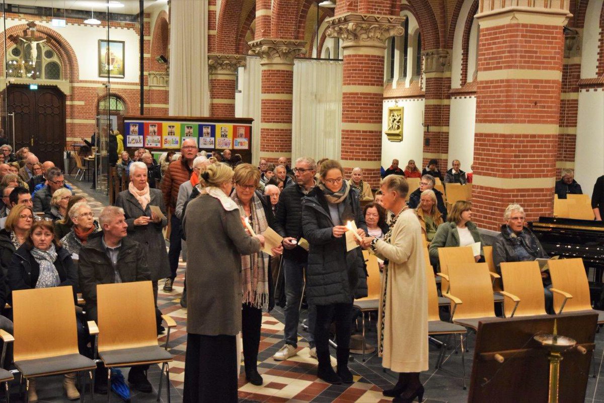 CorneliusLimmen's tweet photo. Een fotoverslag van de Allerzielenviering op 2 november in de Corneliuskerk. (Foto’s van Nico Snel) https://t.co/DxusrHdaDn