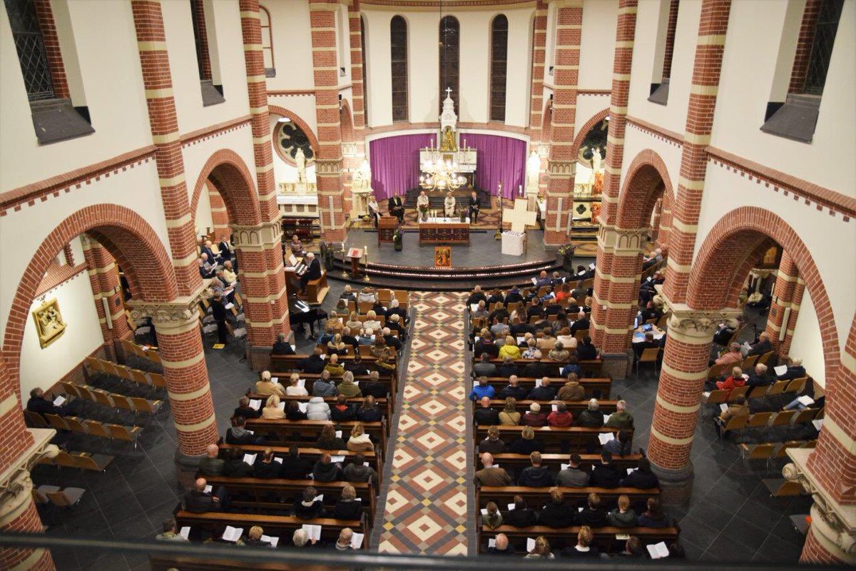 CorneliusLimmen's tweet photo. Een fotoverslag van de Allerzielenviering op 2 november in de Corneliuskerk. (Foto’s van Nico Snel) https://t.co/DxusrHdaDn