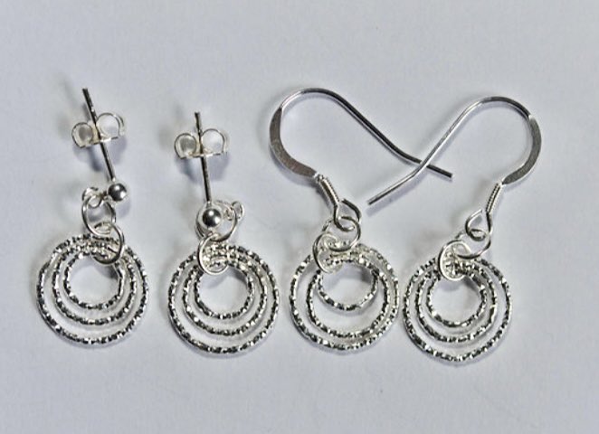 GoringCraftFair's tweet photo. Freshwater #pearl and #Swarovski crystal #necklaces, malteser agate necklaces and pretty sterling silver hook and stud #earrings… all handmade by #Pegazian. 

Shop the collection at #GoringCraftFair this month.

#shoplocal #supportlocal #christmasgifts #handmadejewellery https://t.co/OPBULRVo51
