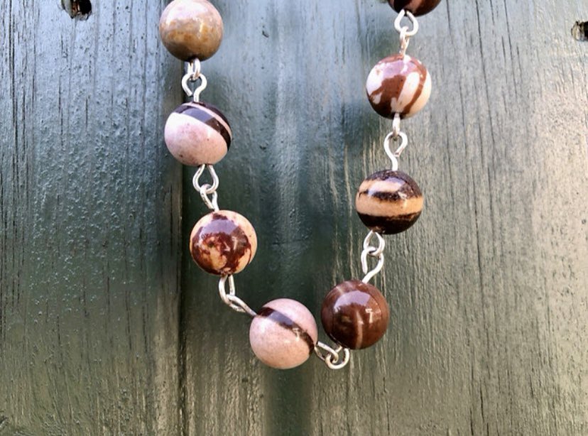 GoringCraftFair's tweet photo. Freshwater #pearl and #Swarovski crystal #necklaces, malteser agate necklaces and pretty sterling silver hook and stud #earrings… all handmade by #Pegazian. 

Shop the collection at #GoringCraftFair this month.

#shoplocal #supportlocal #christmasgifts #handmadejewellery https://t.co/OPBULRVo51