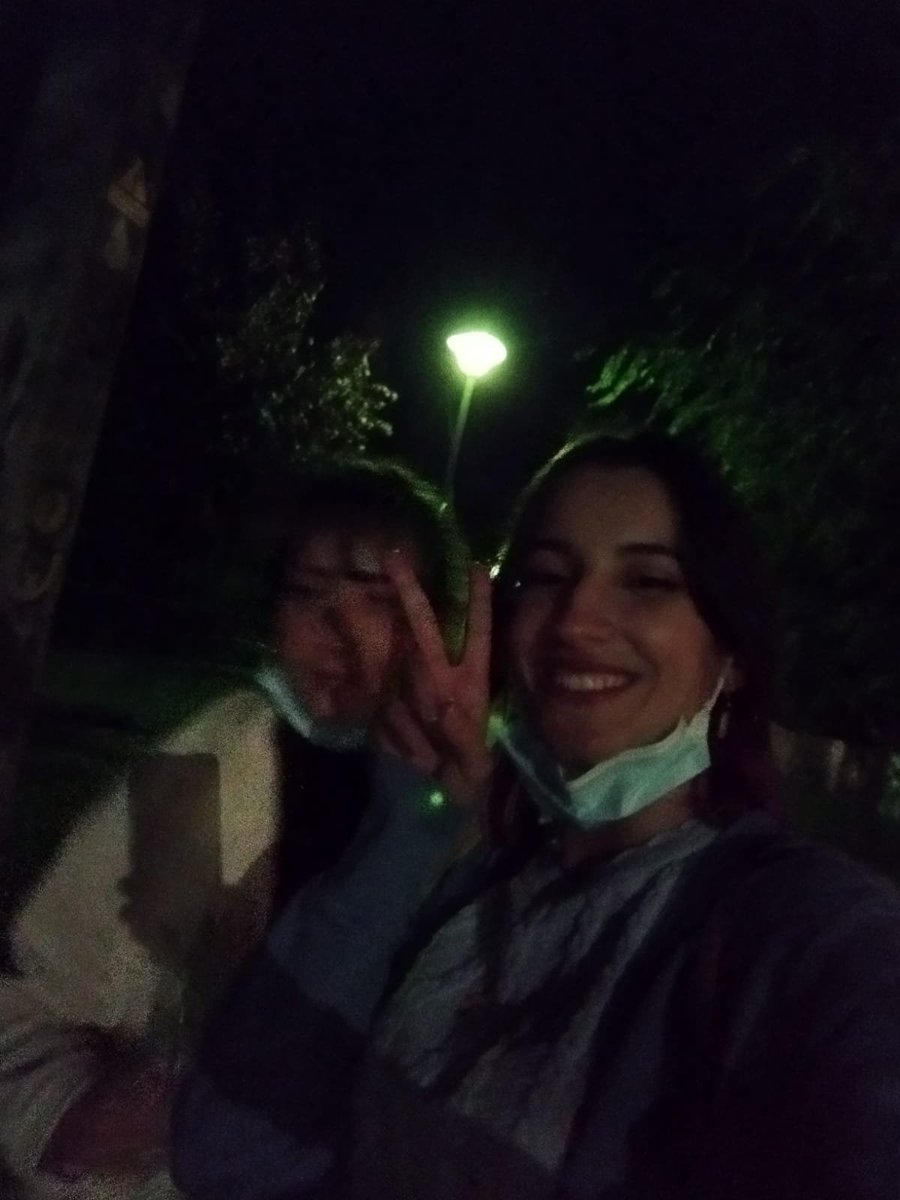 Hongbel01's tweet photo. Esta foto borracha con Ana me da las mismas vibes que esta escena de Oikawa e Iwaizumi https://t.co/uENhC267Xv