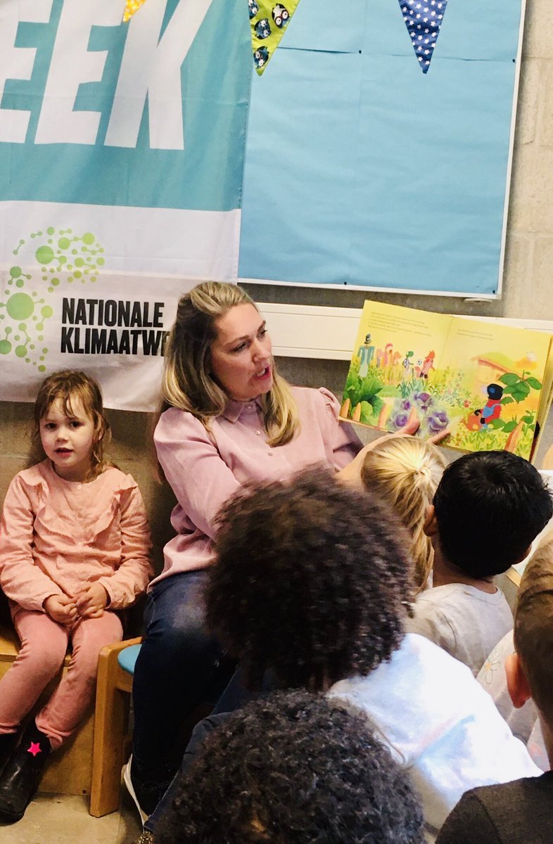 Het voorlezen van <a href="/DeKlimaatjes/">De Klimaatjes</a> kon natuurlijk niet ontbreken in mijn week als Klimaatburgemeester van <a href="/gem_Eindhoven/">gemeente Eindhoven</a>. Erg leuk in de klas van mijn dochter. #klimaatweek