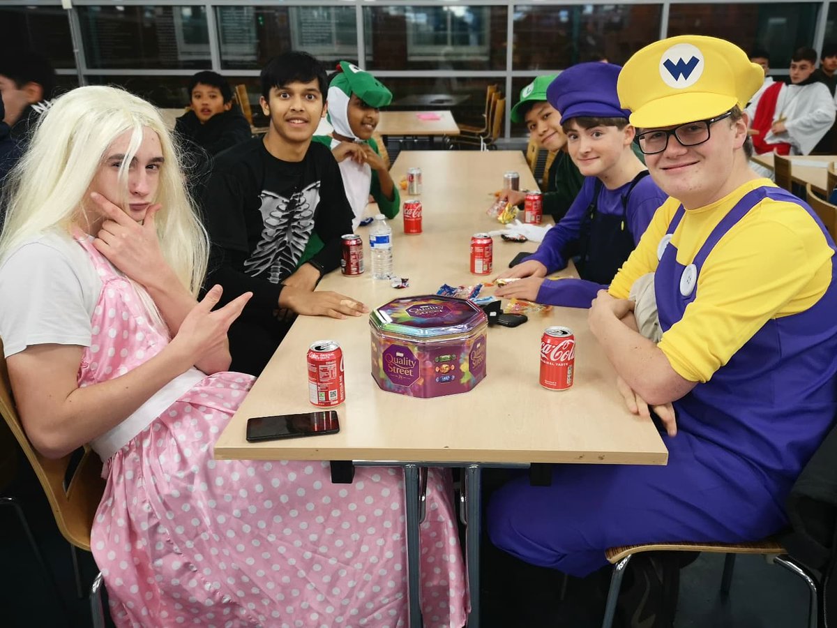 RSBoarding's tweet photo. We started the second half term with a bang! Karen threw the best Halloween party ever and our boarders had a brilliant time! 🦇 #iloveboarding #BuildingGoodMen #ReadingSchoolFamily #Stateboarding #Boarding #UKBoardingSchools #BoardingSchoolAssociation https://t.co/xvUwTLhQjQ