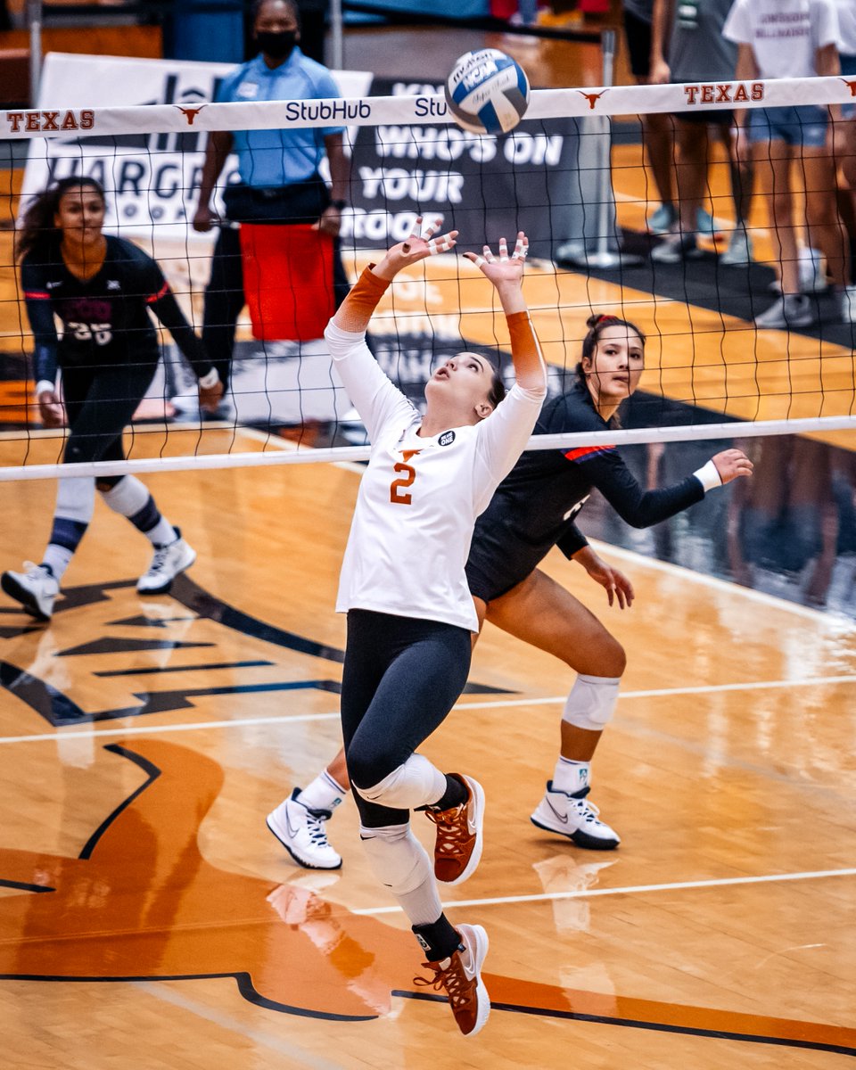 TexasVolleyball's tweet photo. DYK: Longhorns lead the conference in assists per set 🤘

#HookEm https://t.co/bMiU4NigYc