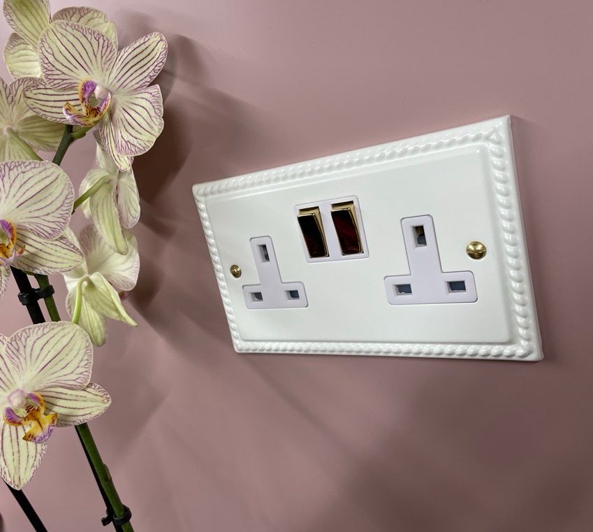 socketstore's tweet image. Introducing our new Georgian Matt White range of sockets and switches.

Available now with polished brass switches.

socketstore.co.uk/products/socke…

#georgian #periodsockets #mattwhite #home #decor
