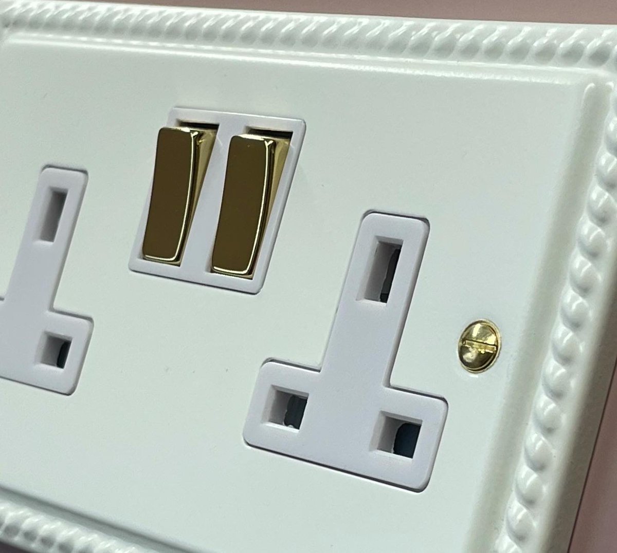 socketstore's tweet image. Introducing our new Georgian Matt White range of sockets and switches.

Available now with polished brass switches.

socketstore.co.uk/products/socke…

#georgian #periodsockets #mattwhite #home #decor