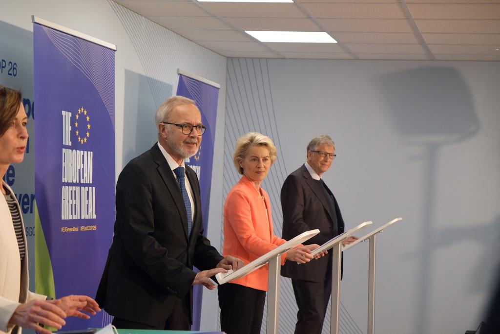 EIB's tweet photo. EIB President Hoyer joins @vonderleyen &amp; @BillGates at #COP26 to launch the Catalyst Initiative. Investments will be directed towards #EU-based projects in:
✅Clean Hydrogen
✅Sustainable Aviation Fuels
✅Direct Air Capture
✅Long Duration Energy Storage
👉https://t.co/DZ2jFDEGbt https://t.co/oKTWIcdOeO