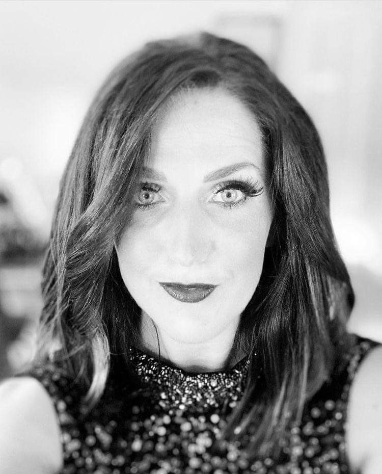 On vocals for the show the fabulous Jemma 😎