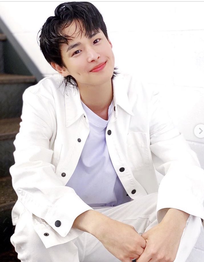 そこまで 恋慕にハマってはないが、護衛の子が気になり過ぎて・・・♡ボーイズグループVICTONのチェ・ビョンチャンと言うらしい………φ(．．)ﾒﾓﾒﾓ
私的には、スジュのリョウクちゃんに見えてくるw

 #恋慕